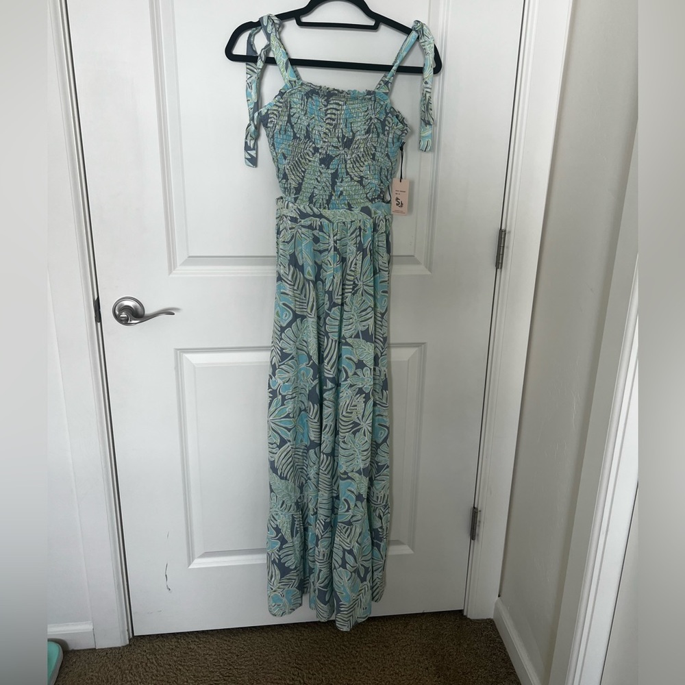 beautiful printed dress, size M, colors blue, gray and green
